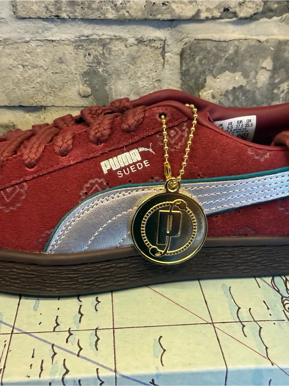 Puma Suede Juniors Burgundy Sneaker with Silver Formstripe size 5.5 Junior